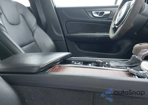 2021 Volvo S60 T6 Momentum z USA, uszkodzony, nr VIN 7JRA22TK3MG080741